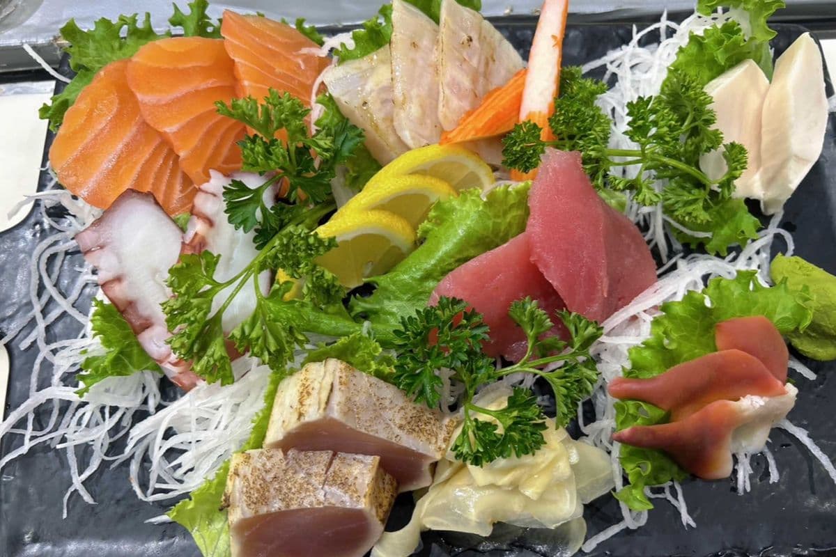 Assorted Sashimi (16 Pieces)