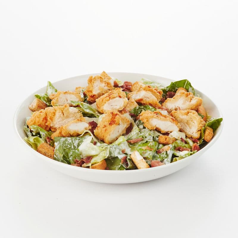 Repas salade César avec filets de poulet croustillants / Caesar salad meal with crispy chicken tenders