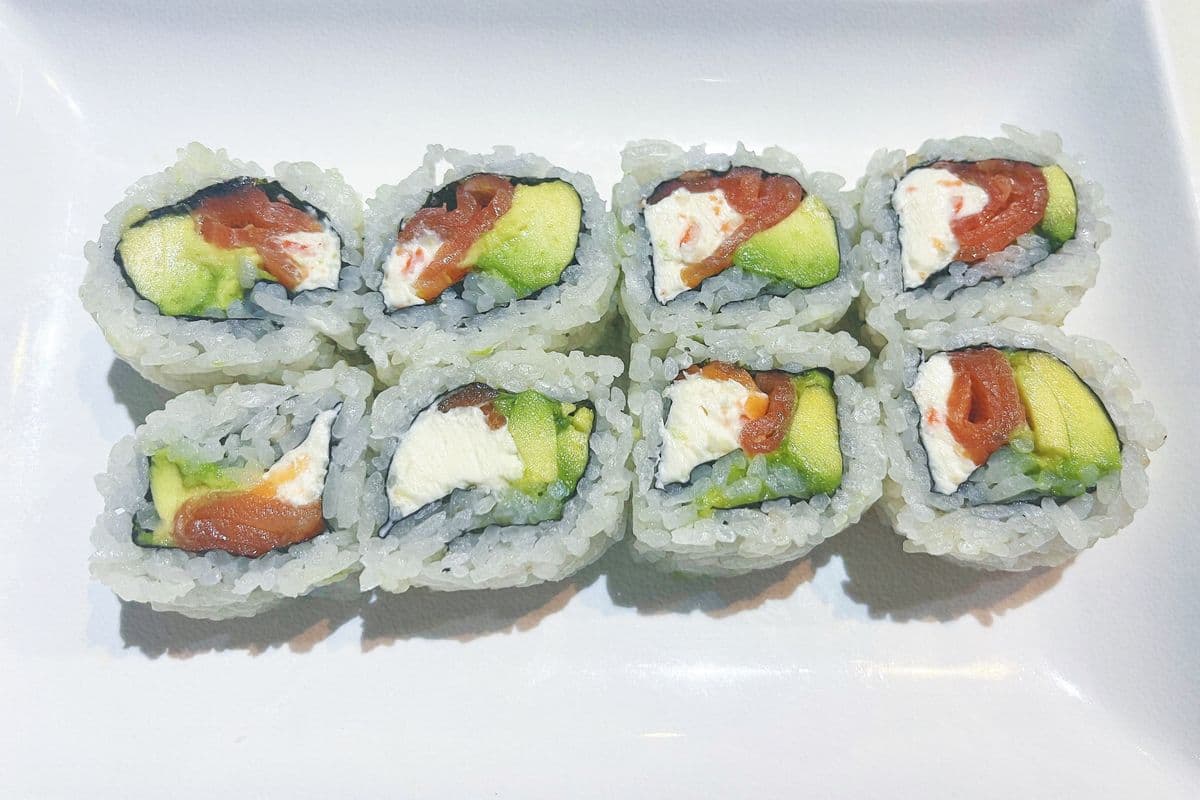 Smoke Salmon Roll (8pcs)