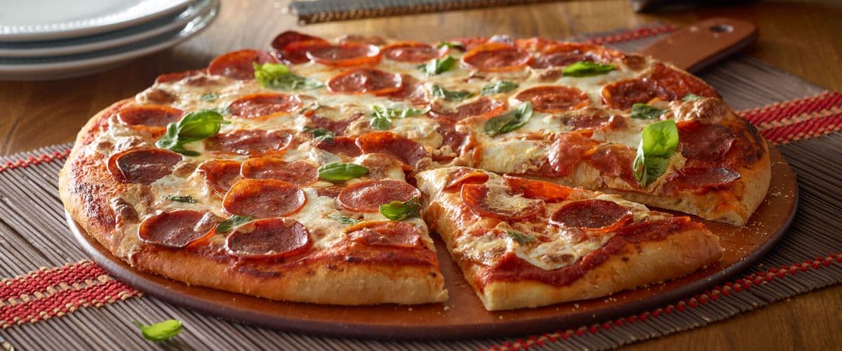 1 petite pizza  avec 3 garnitures / 1 Small Pizza with 3 Toppings + 6 ailes de poulet 