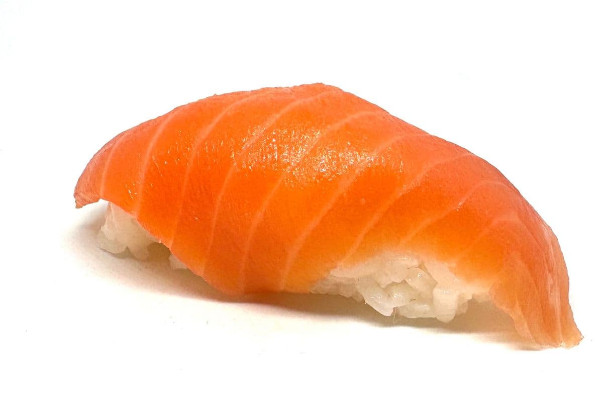4. Kunsei Sake Nigiri (2 mcx / pcs)