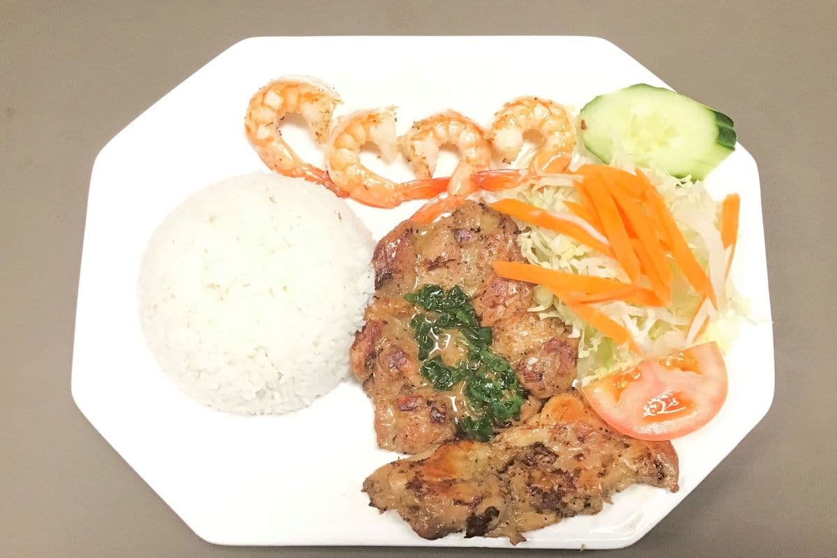 С8. Grilled Lemongrass Chicken & Prawn on Steamed Rice / Cơm Gà Nướng Xả, Tôm Nướng