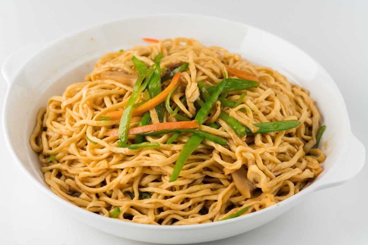 125. E-Fu Noodles w/ Mushrooms & Snow Pea Strips