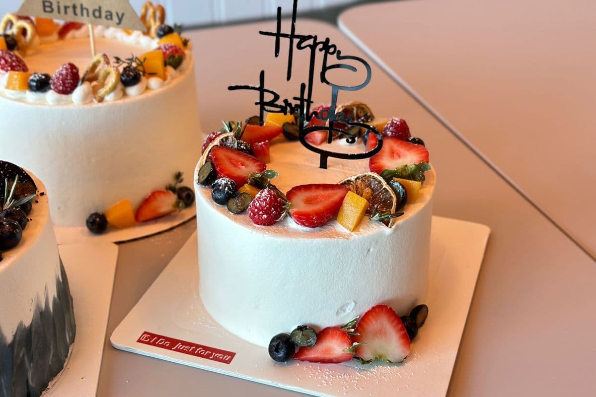 10"birthday cake (natural cream