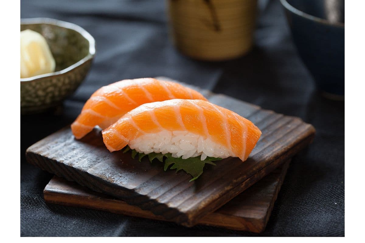 Salmon Sushi (2pcs)