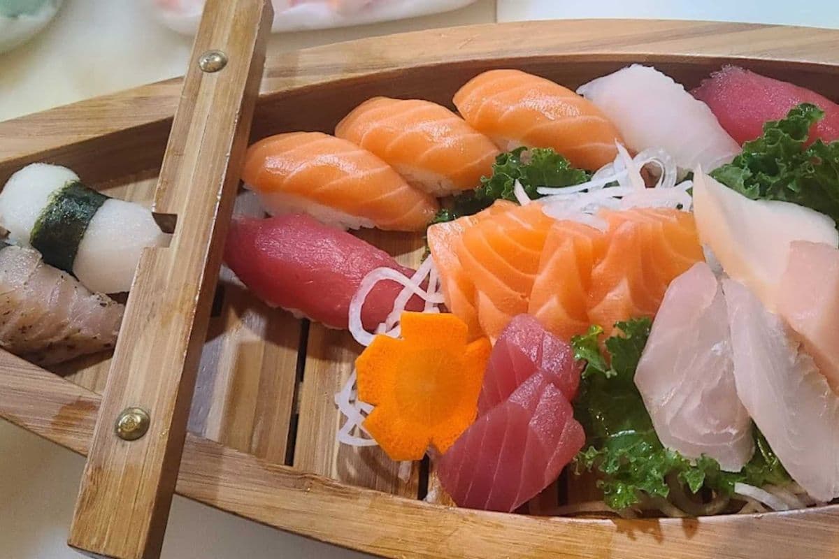 172. Sushi and Sashimi Dinner Entree (14 pcs)