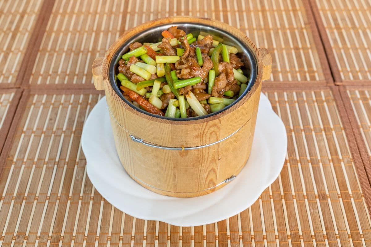 R07. Stir-Fried Lamb and Garlic scapes with Steamed Rice In a Bamboo Bucket 蒜苔羊肉木桶饭