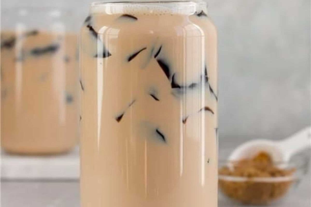 Iced Grass Jelly Milk Black Tea 冰仙草奶茶 (20oz)
