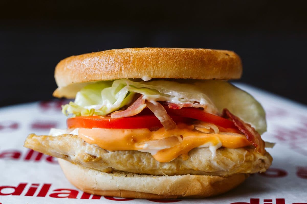 Burger au poulet grillé et au bacon épicé