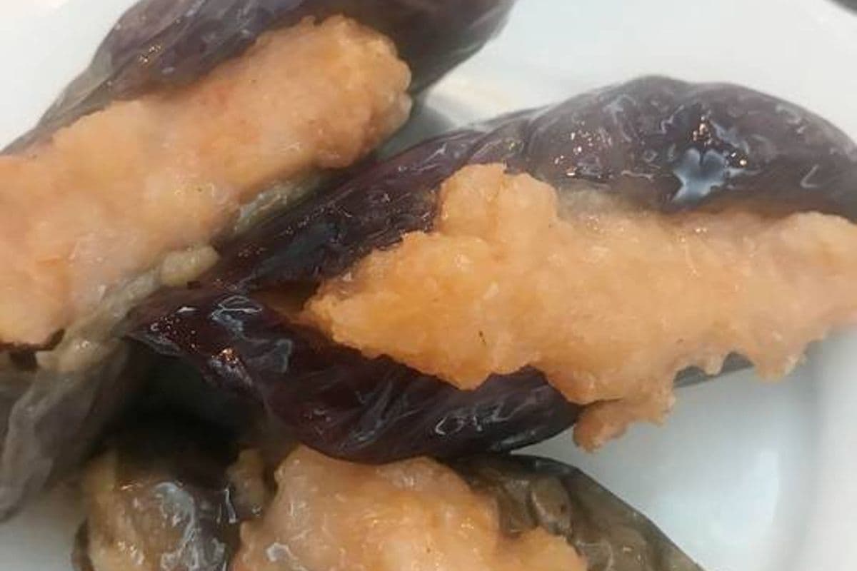 21. Aubergines farcies frites aux crevettes (3 mcx) / Deep-Fried Stuffed Eggplant with Shrimp (3 pcs)