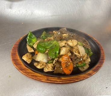 Chicken and Beef in Black Bean and Garlic Sauce / 铁板豉汁鸡和牛