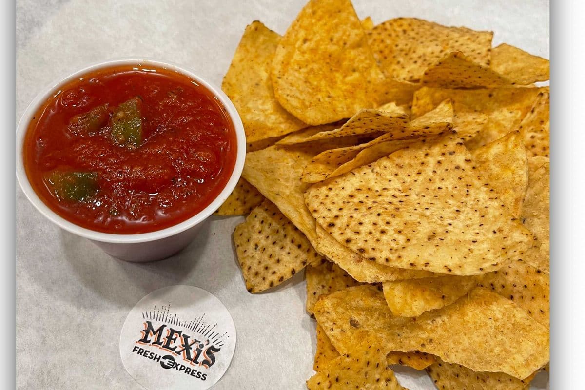 Large Chips and Salsa (24 oz)