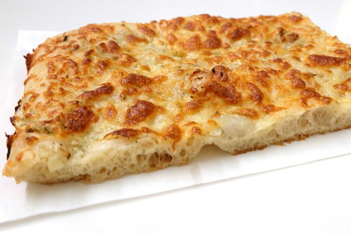 Pizza oignons et fromage mozzarella