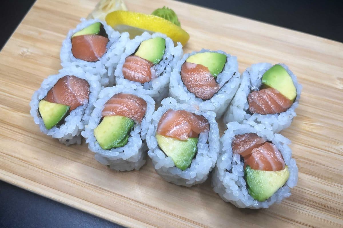 Salmon Avocado Roll (8 pcs)