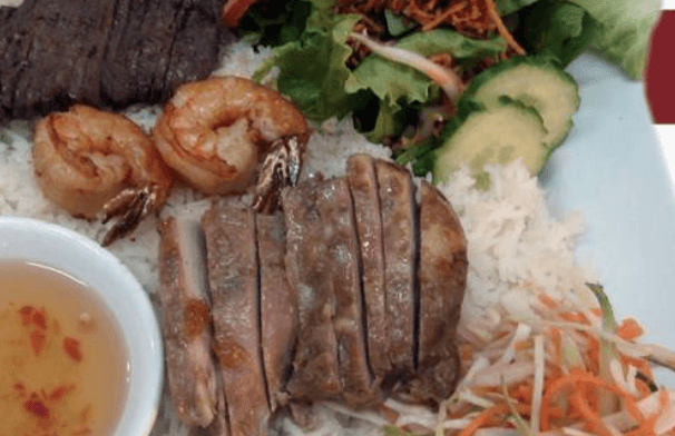 26. Riz au poulet, boeuf et aux crevettes / Rice with Chicken, Beef, and Shrimp