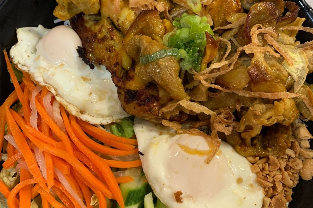 V3.Grilled Chicken and Eggs Vermicelli-燒雞麵湯- Bún Gà Nướng Trứng Ốp La