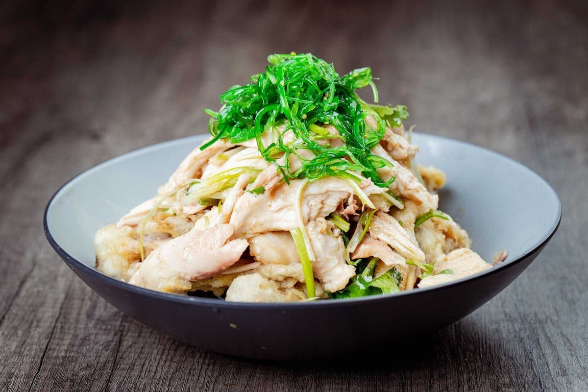 Poached Sliced Chicken with Seaweed 海草手撕走地雞