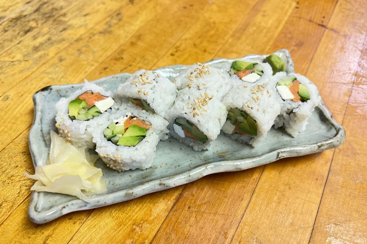 Smoked Salmon Cream Cheese Roll (8 pcs)