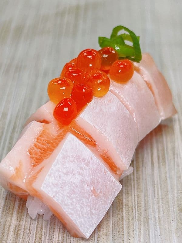 Salmon Belly Oyako Nigiri (1pc) / 三文鱼腩汇鱼子寿司