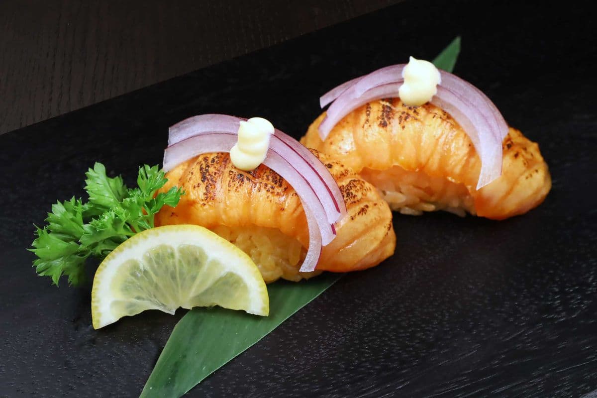 Seared Salmon Aburi Nigiri Sushi (2 pcs)