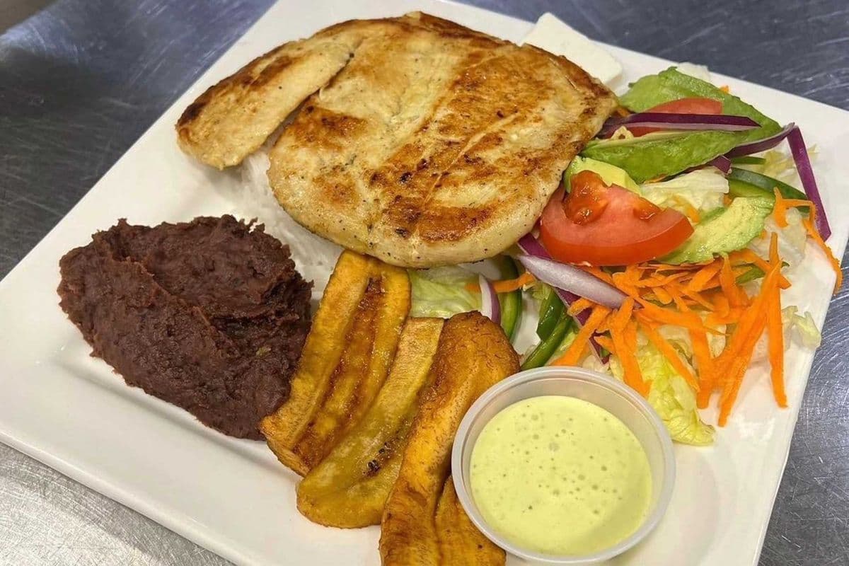 Traditional Lunch / Almuerzo Tipico