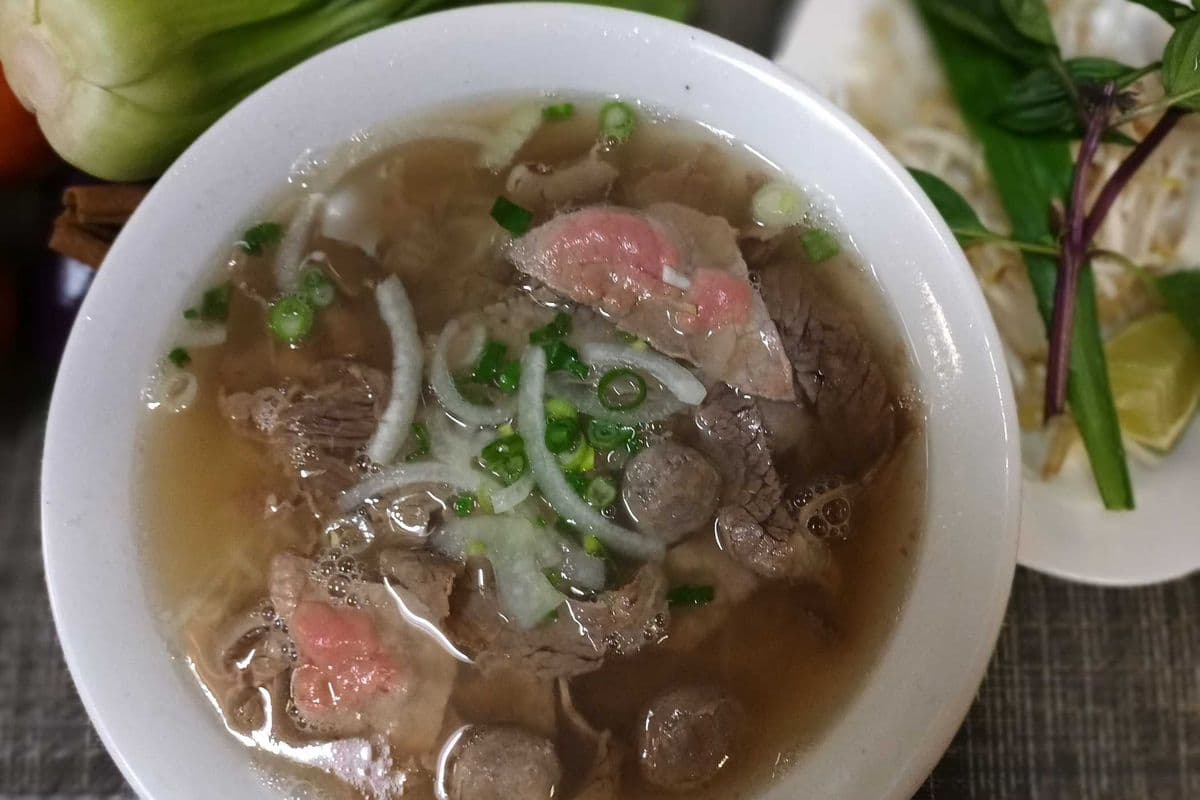325. Rare Beef, Well-Done Lightly Fat Beef, and Beef Balls Rice Noodle Soup