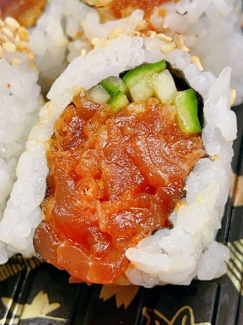 Spicy Salmon Roll (8 pcs) / 香辣三文鱼卷 (8 pcs)