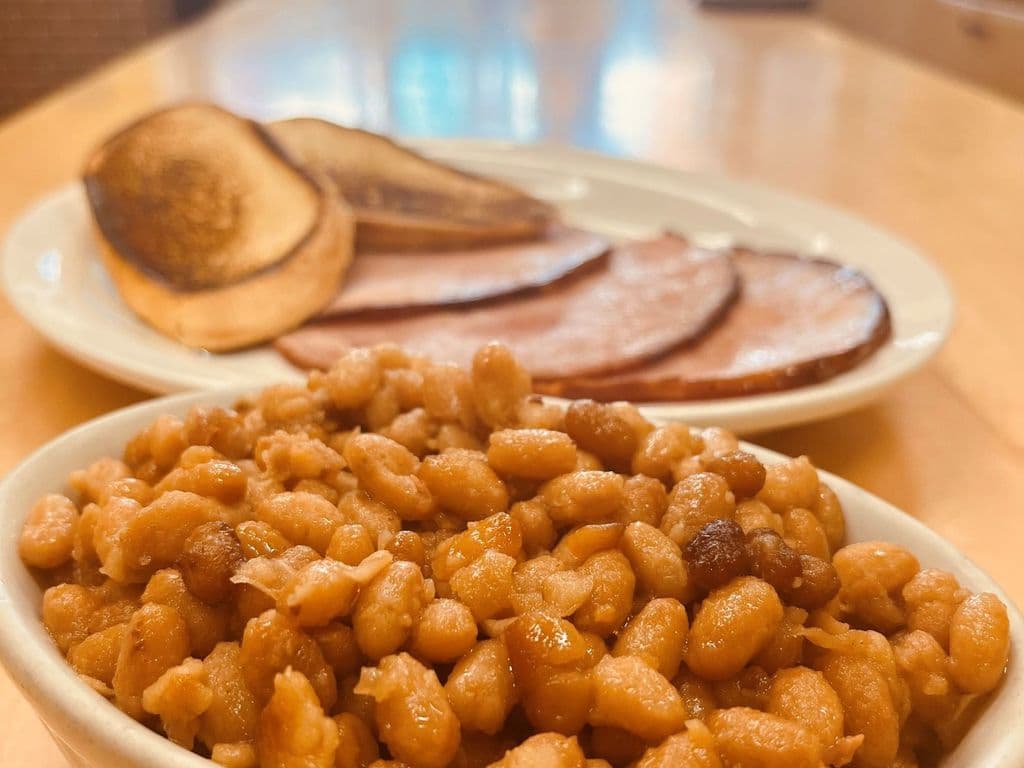 Fèves au lard et jambon fumé (froid) / Baked Beans and Cold Smoked Ham
