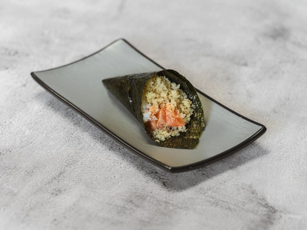 H04 Spicy Salmon Handroll