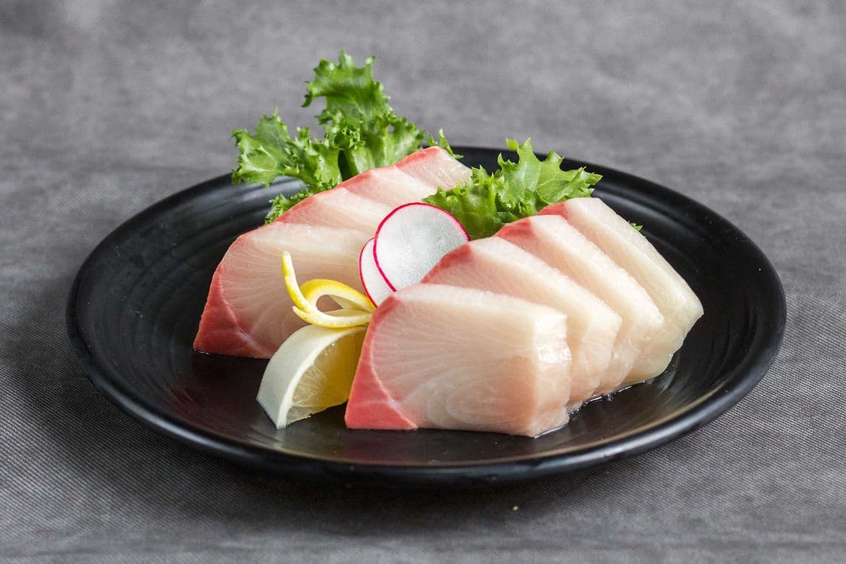 Hamachi Sashimi (8 pcs)