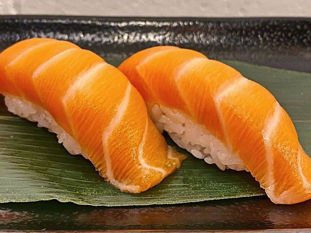 Salmon Sushi (2 Pcs)