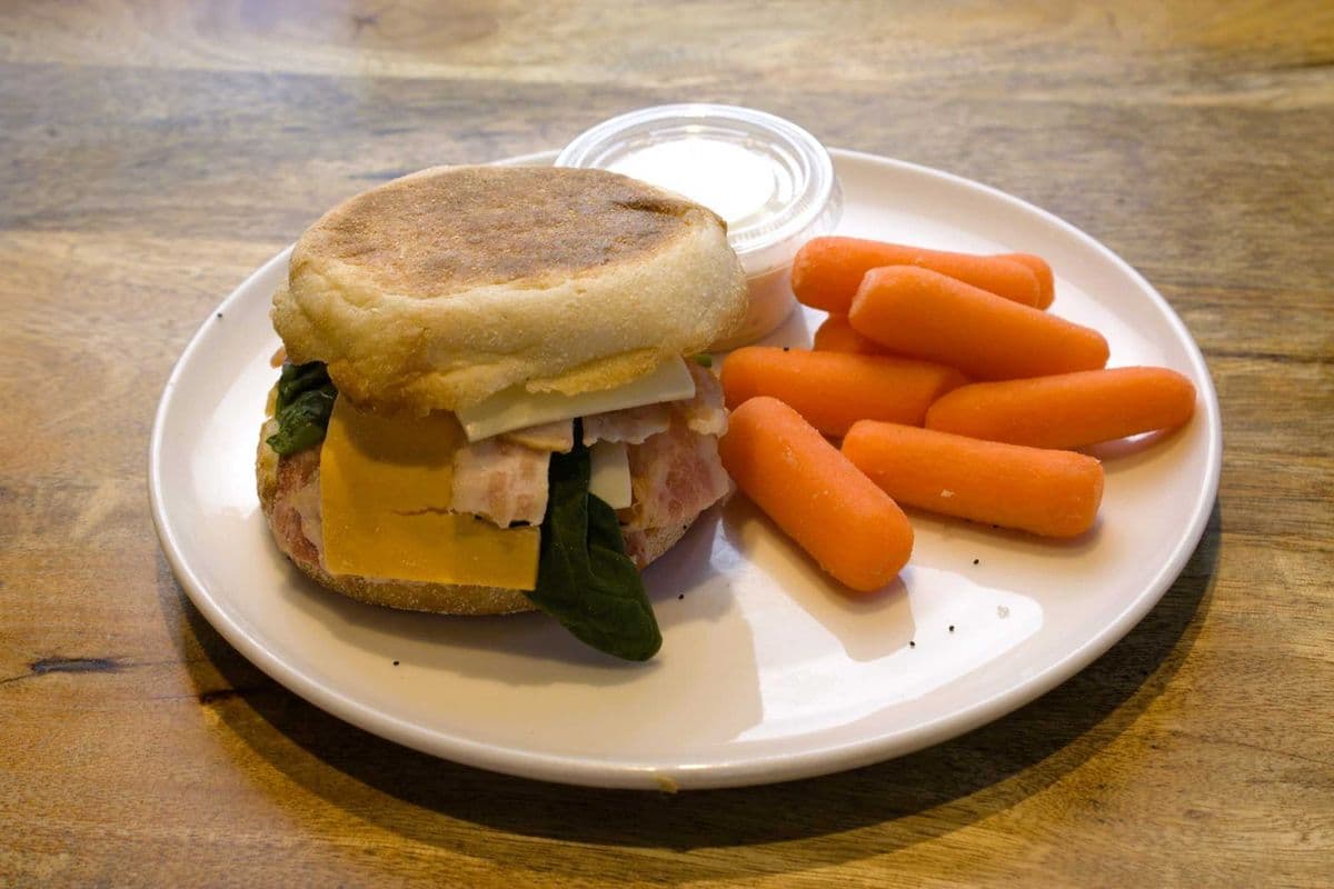 Muffin anglais avec oeuf-fromage-bacon / English Muffin with Eggs-Cheese-Bacon