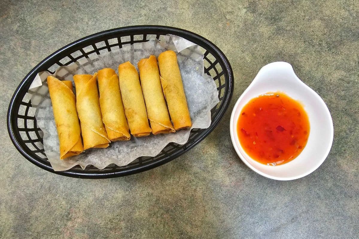 A4. Spring Rolls (6pcs)