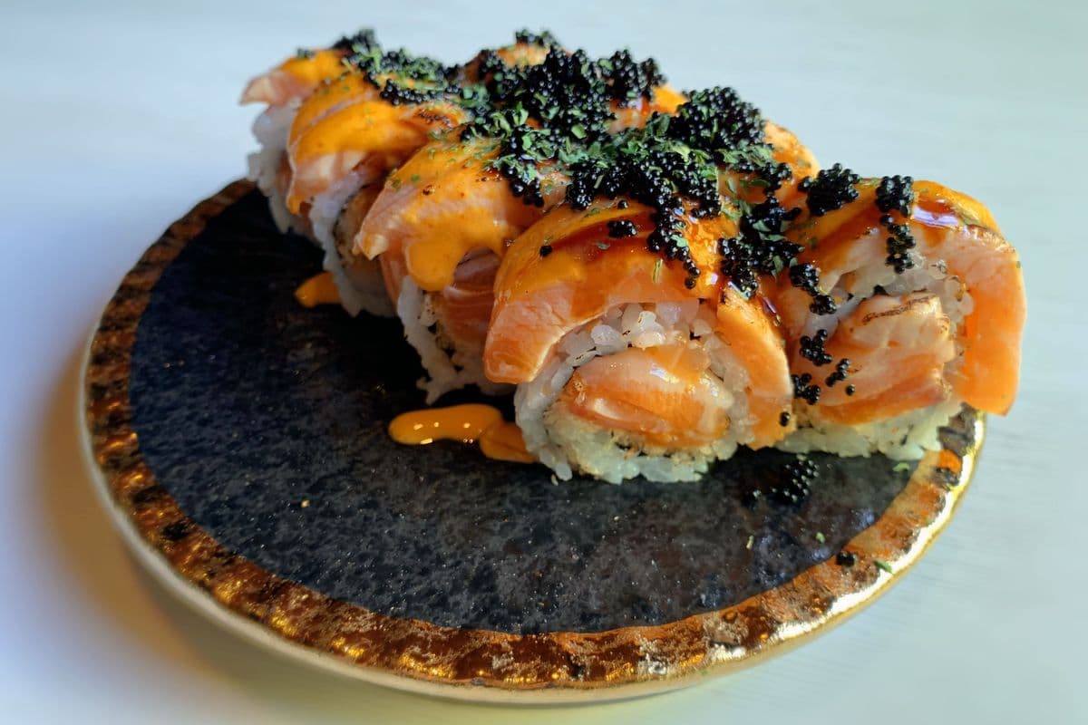 T15. Salmon KING Roll (8pcs)