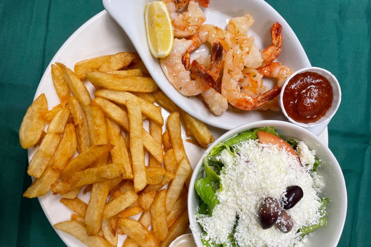 Grilled Shrimp (8 pcs) with Chips and Greek Salad