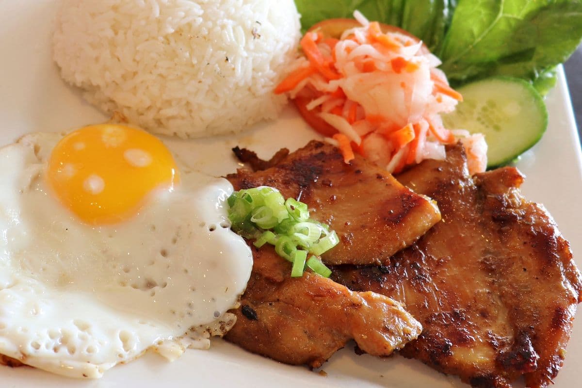 C5. Com Ga Nuong Trung Op-La