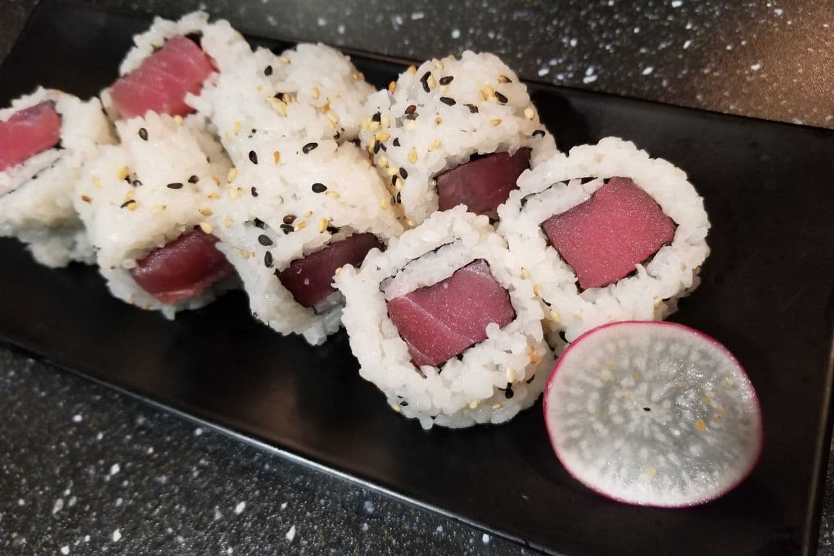 Tuna Roll (8pcs)