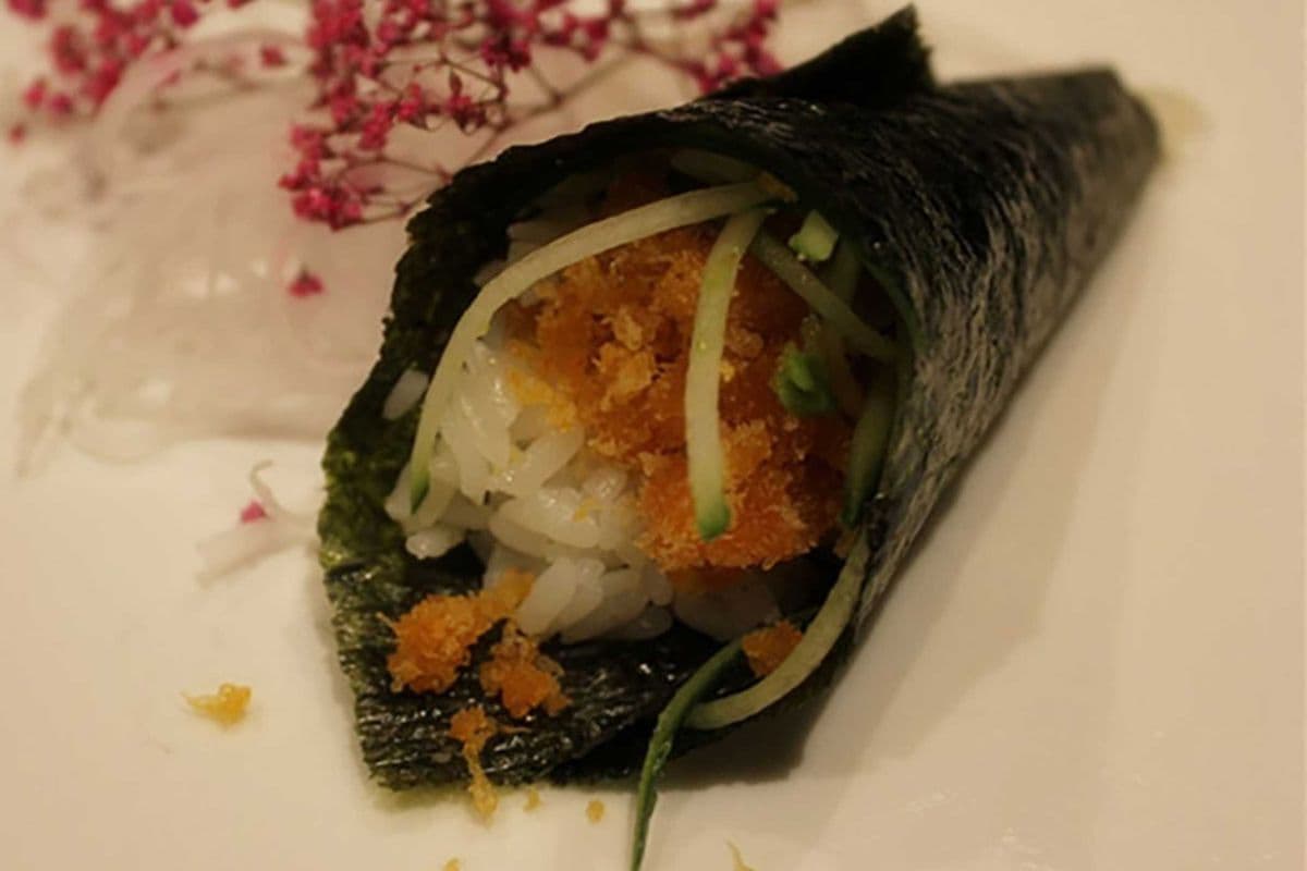 C22. Crispy Spicy Salmon Hand Roll (2 pcs)