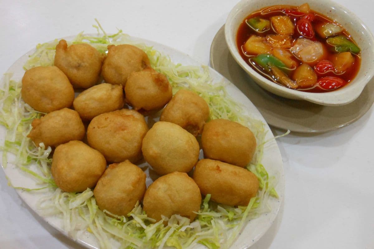 027 Deep-Fried Chicken Balls with Sweet and Sour Sauce 甜酸炸雞球