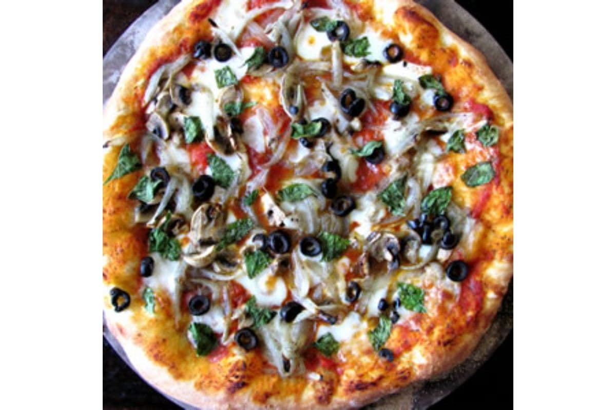 Large Mediterranean Pizza (10 Slices)