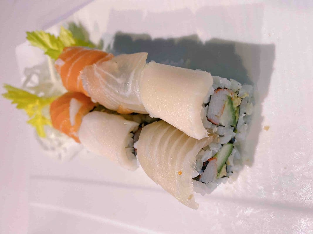 Rainbow Roll (6 Pieces) / R5 Rouleau Arc-En-Ciel (6 Morceaux)