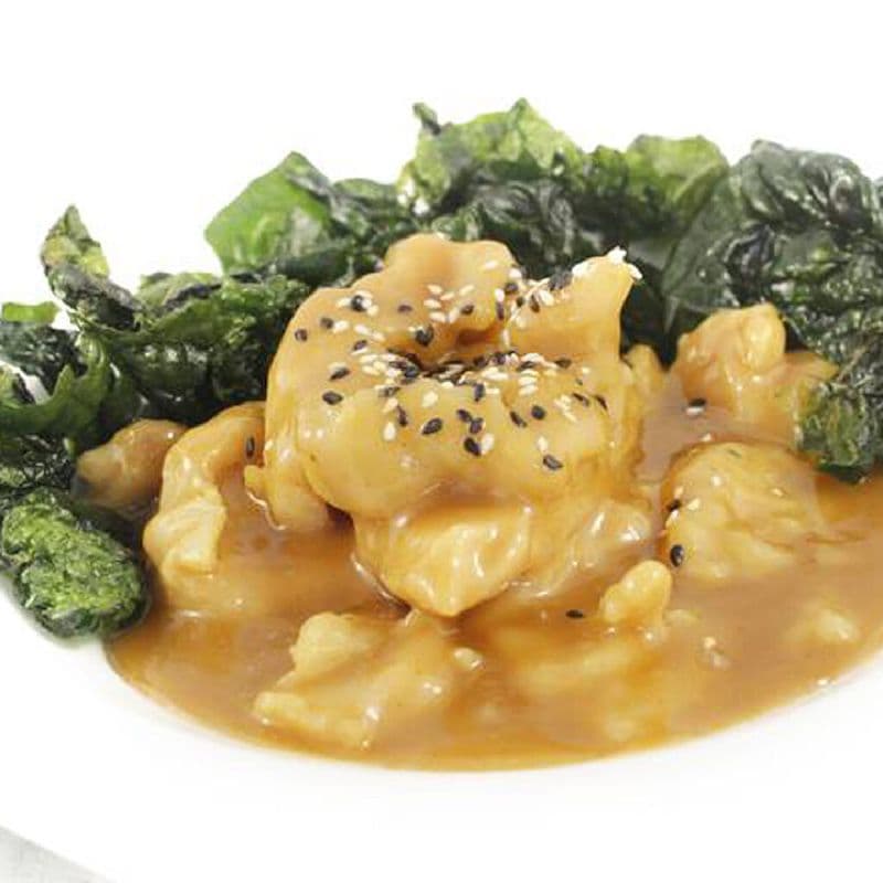 C11. Poulet à la sauce aux arachides et aux épinards croustillants / C11. Chicken with Peanut Sauce and Crispy Spinach