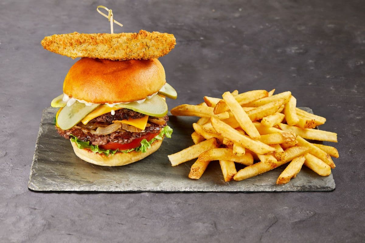 HAMBURGER AUX CORNICHONS WILLY / PICKLED WILLY BURGER