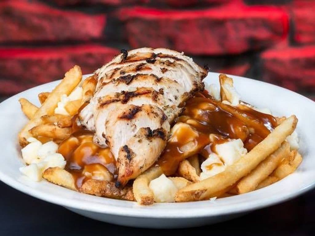 Poutine au Poulet marinée et grillée/  Marinated and Grilled Chicken Poutine