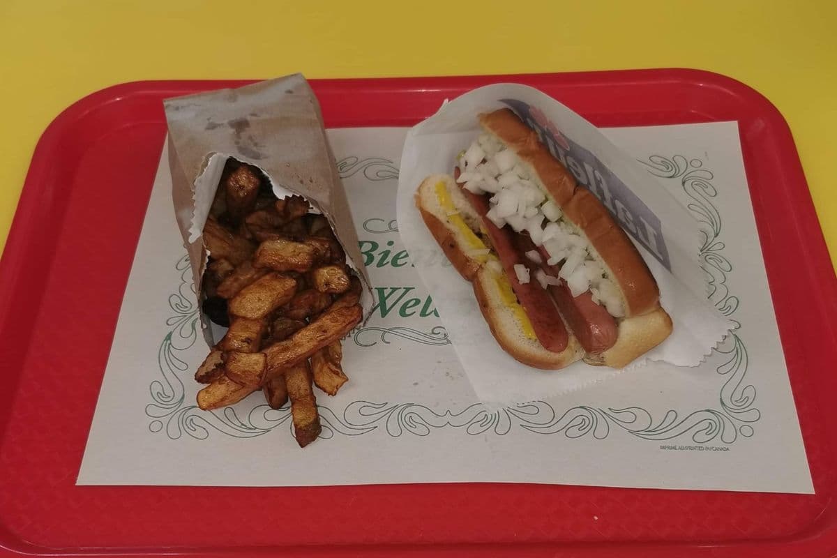 1. Trio avec un hot-dog, frite et boisson / Trio with One Hot-Dog, Fries, and Beverage
