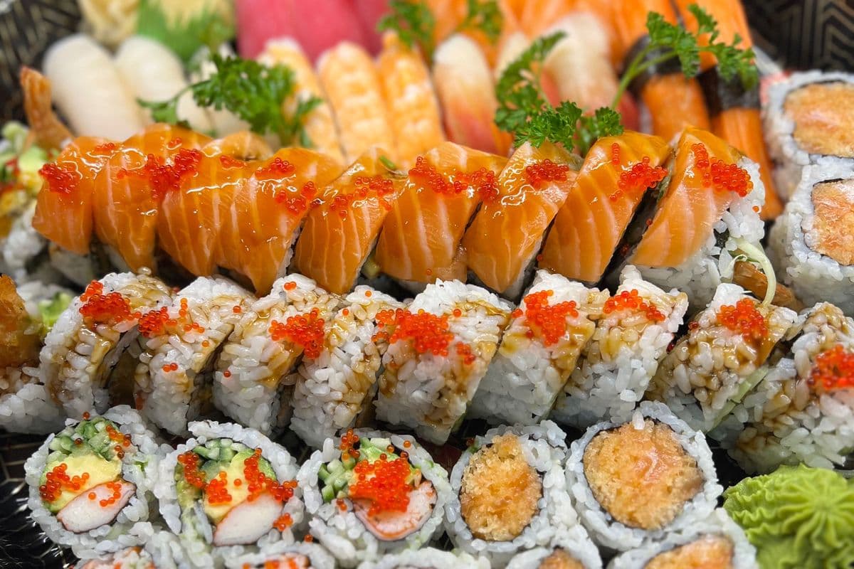 Sushi and Maki Tray Medium (50pcs)