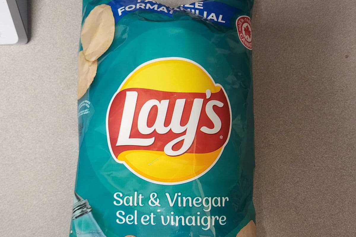 LAYS SALT AND VINEGAR FAMILY SIZE (235G)
