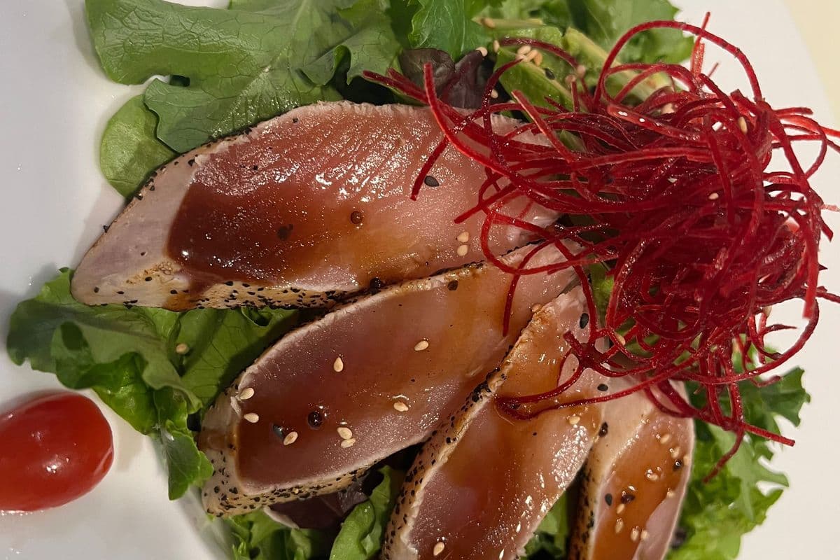 Tuna tataki salad