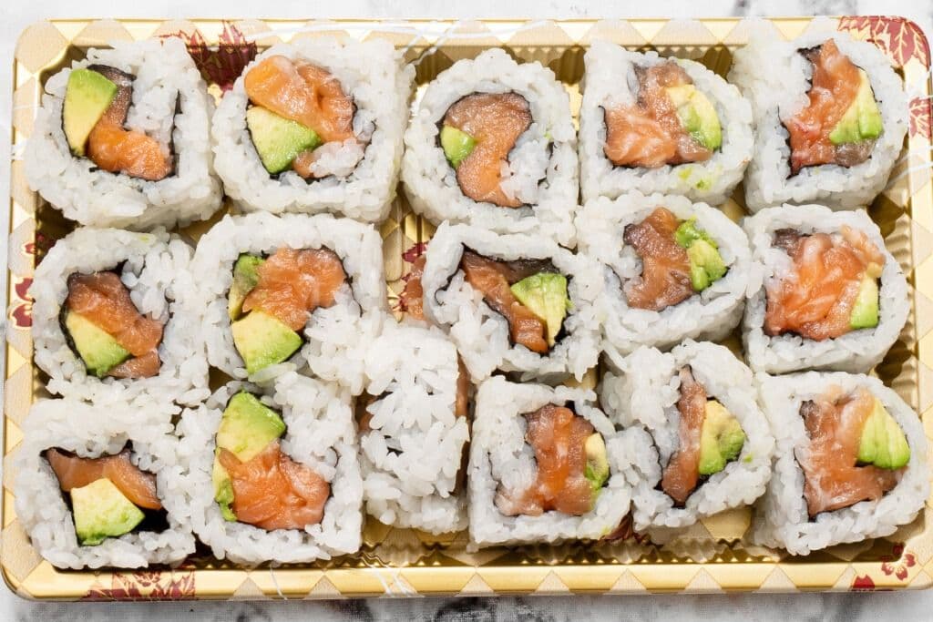 Salmon Avocado Roll (8 pcs)