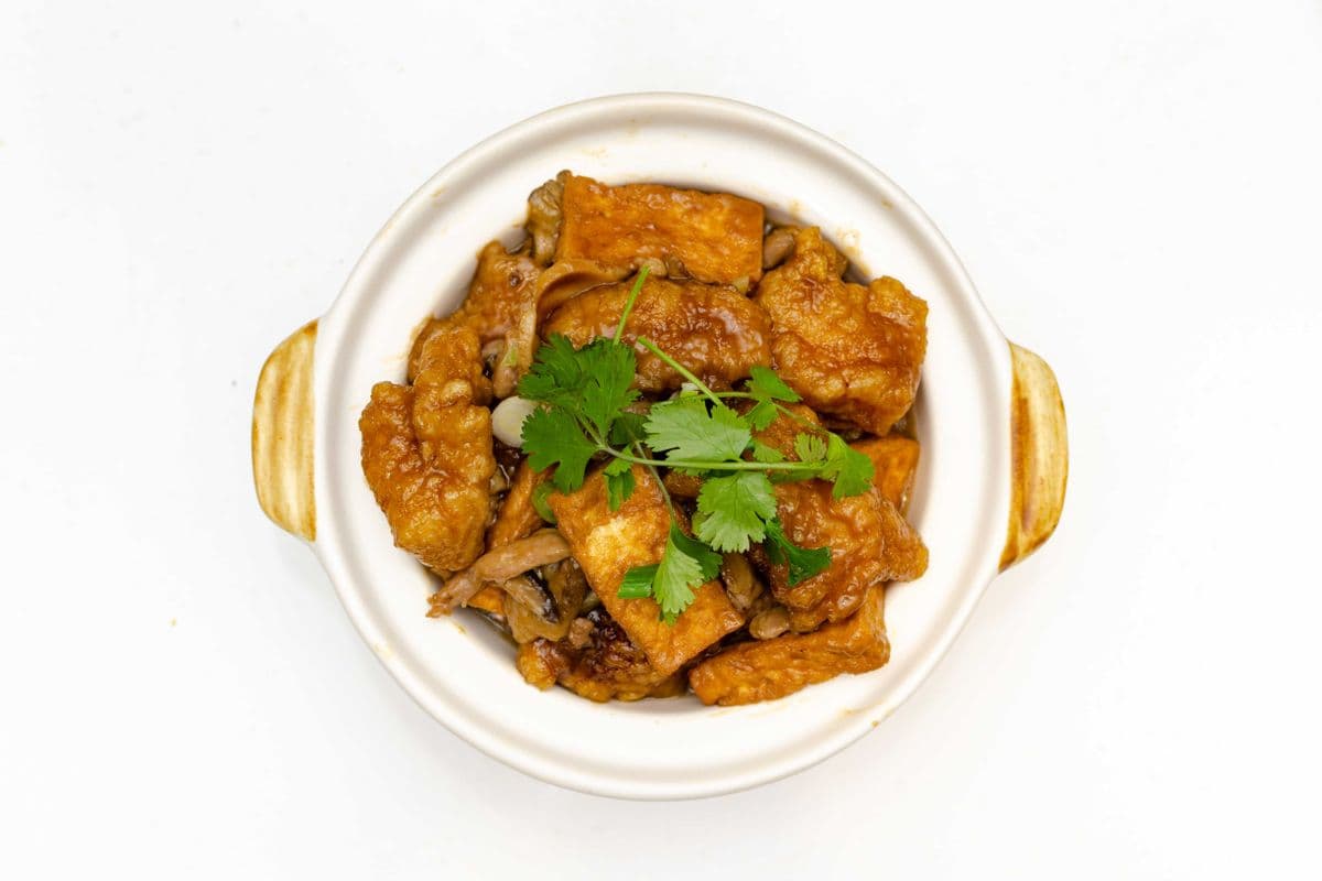 055 Braised Fish Slices with Bean Curd and Pork Juliennes 豆腐炆魚柳煲